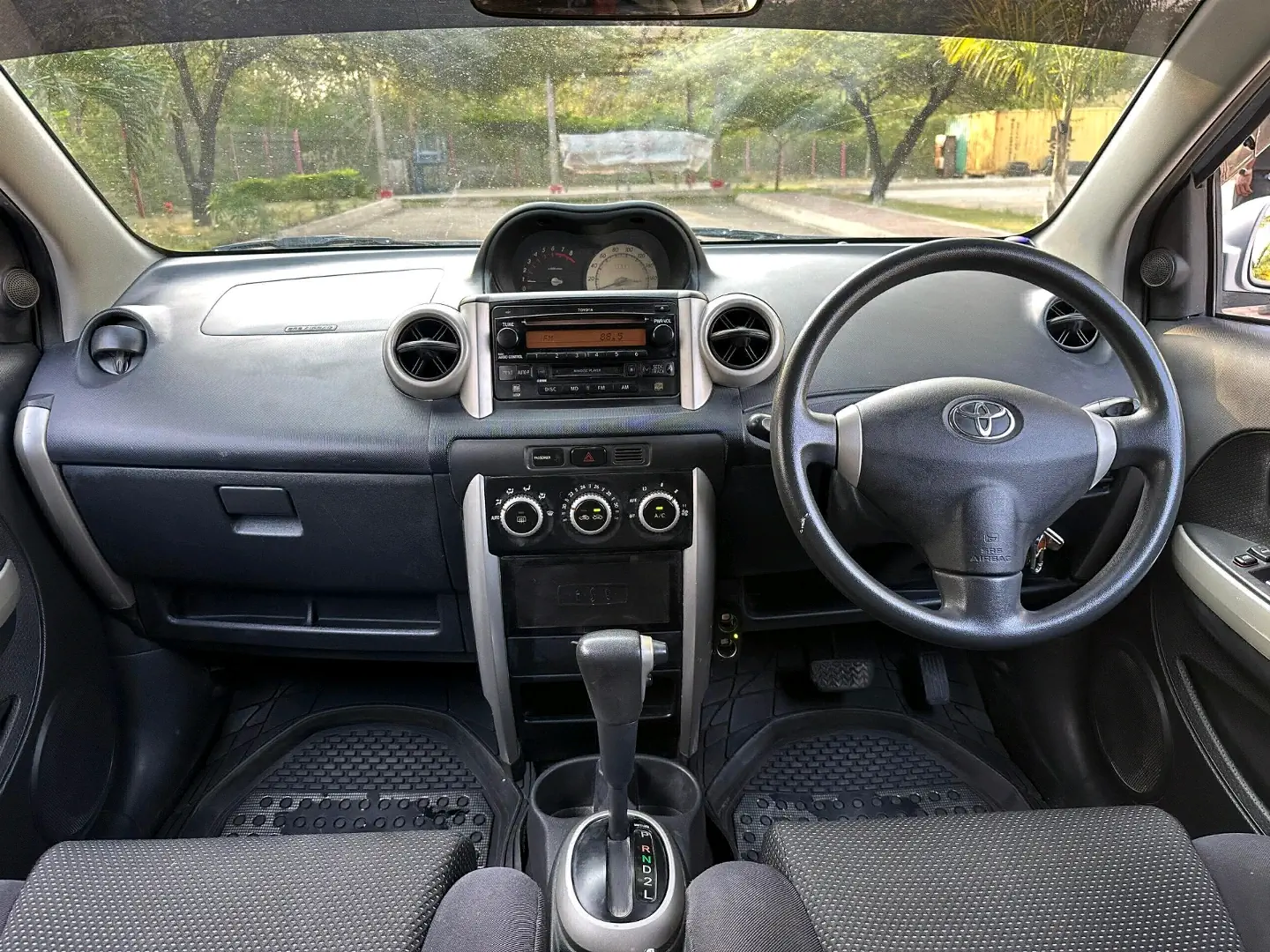 Toyota IST EGD 2004 - 1290cc (Silver) thumbnail 8