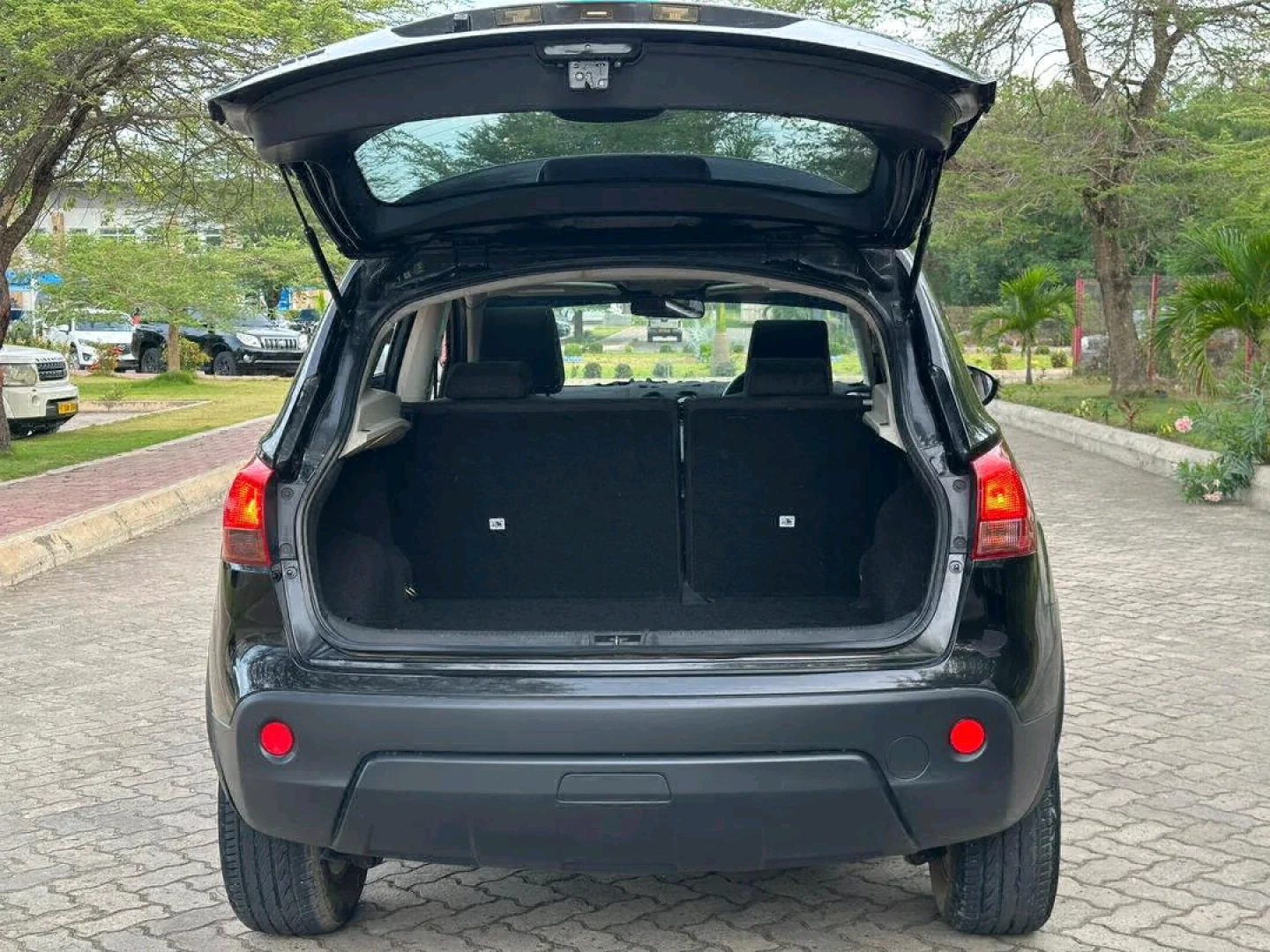Black 2009 Nissan Dualis (Qashqai) SUV for Sale thumbnail 9