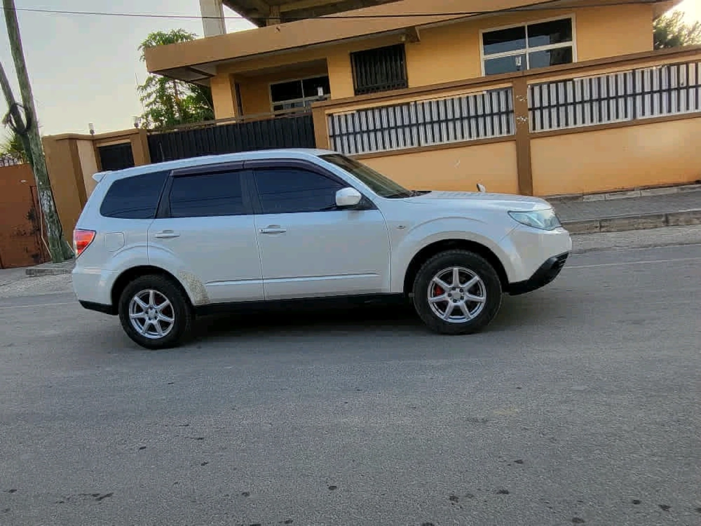 Subaru Forester Non-Turbo 2010 White (Reg DYU) thumbnail 5