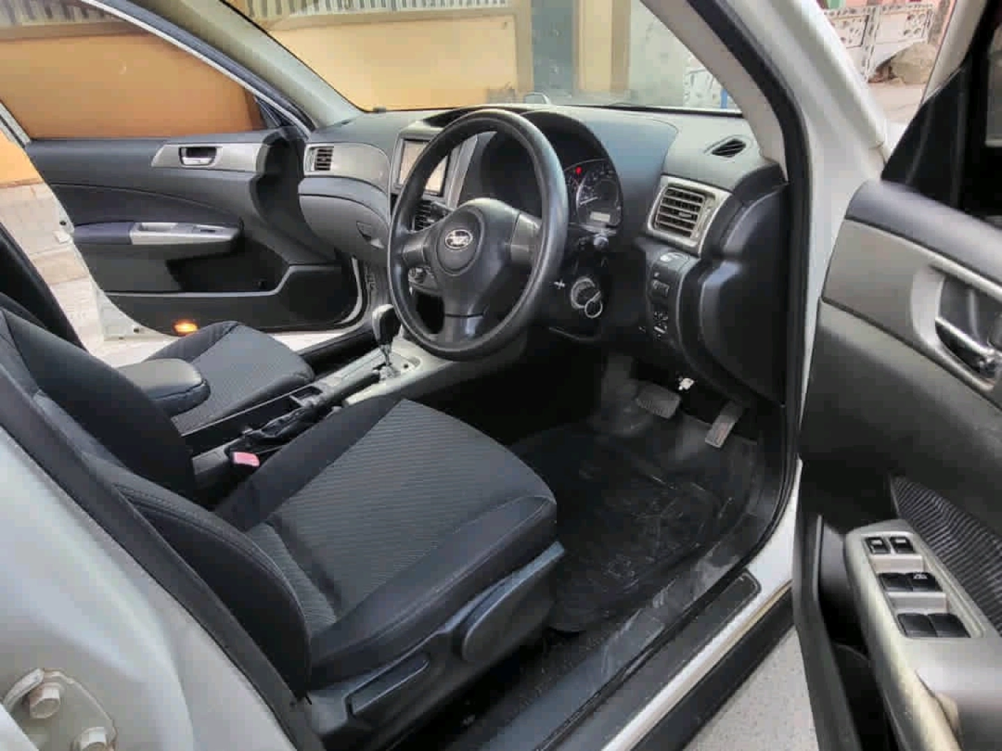 Subaru Forester Non-Turbo 2010 White (Reg DYU) thumbnail 8
