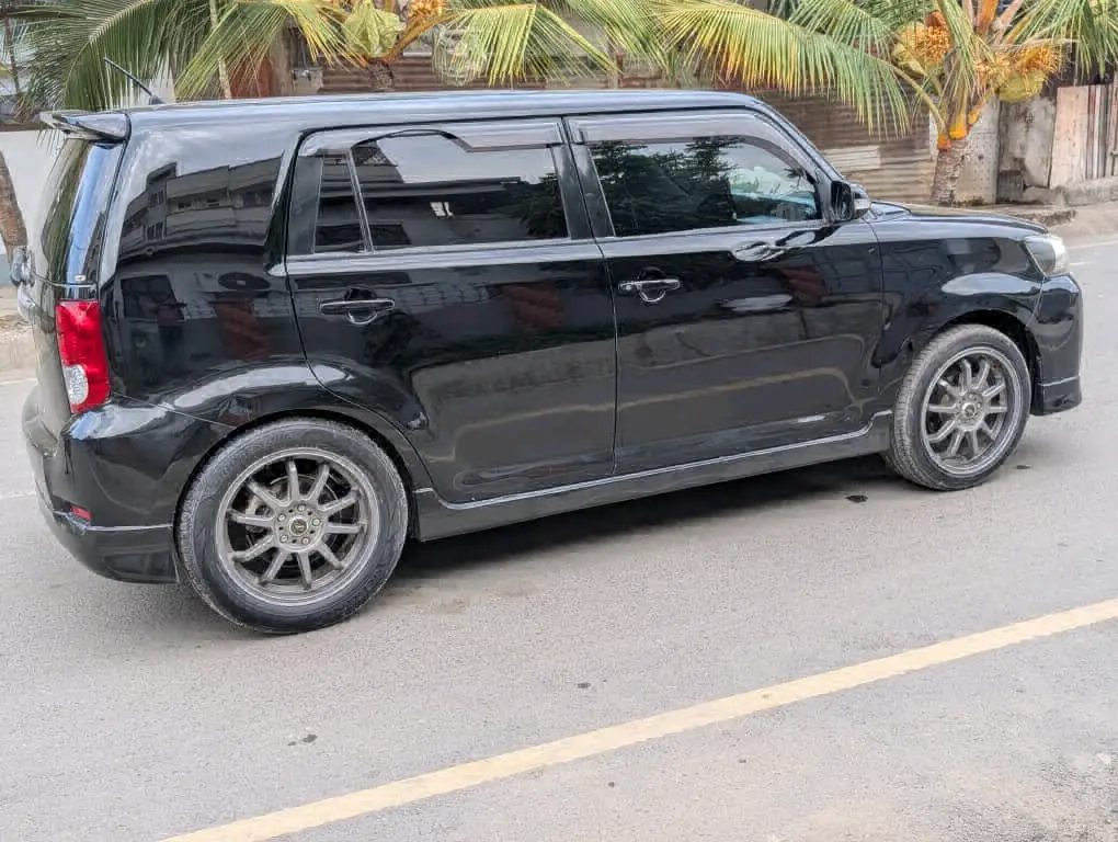Black Toyota Rumion 2008 (1490cc) - Full AC thumbnail 4