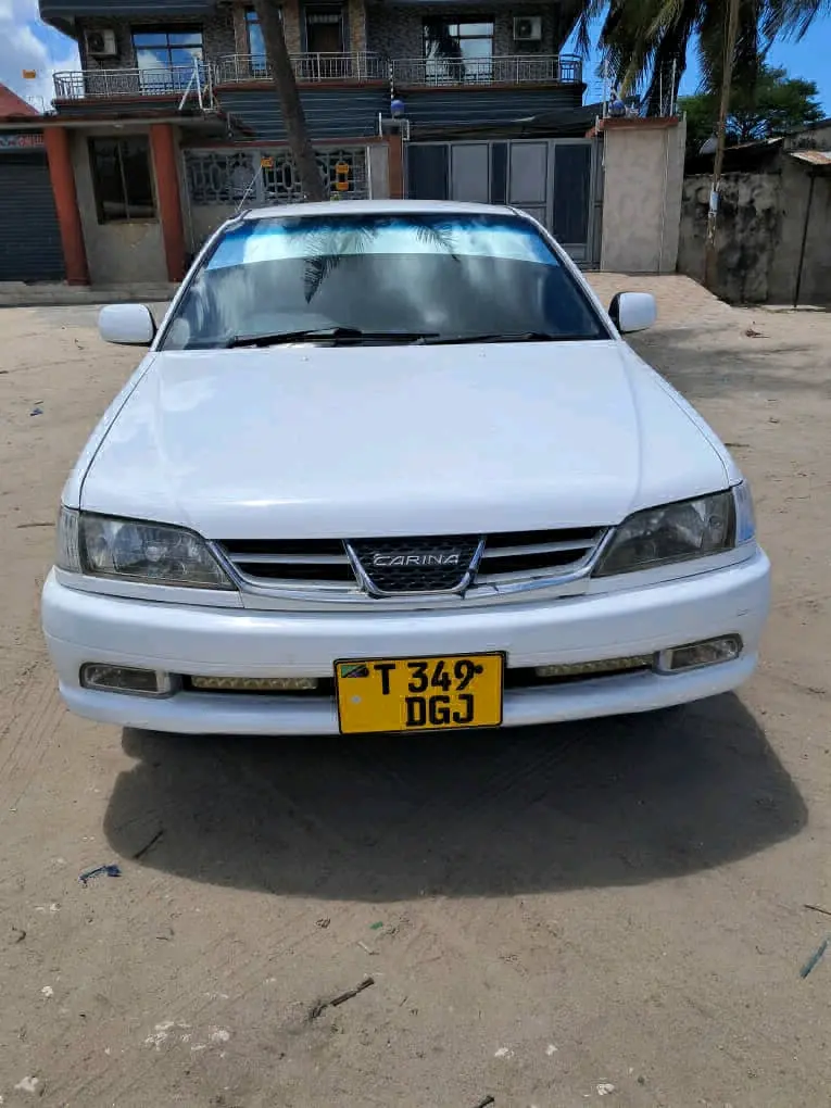 Toyota Carina Nyeupe 2000 CC