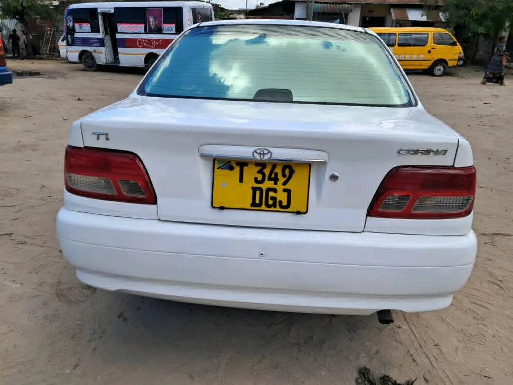 Toyota Carina Nyeupe 2000 CC thumbnail 3