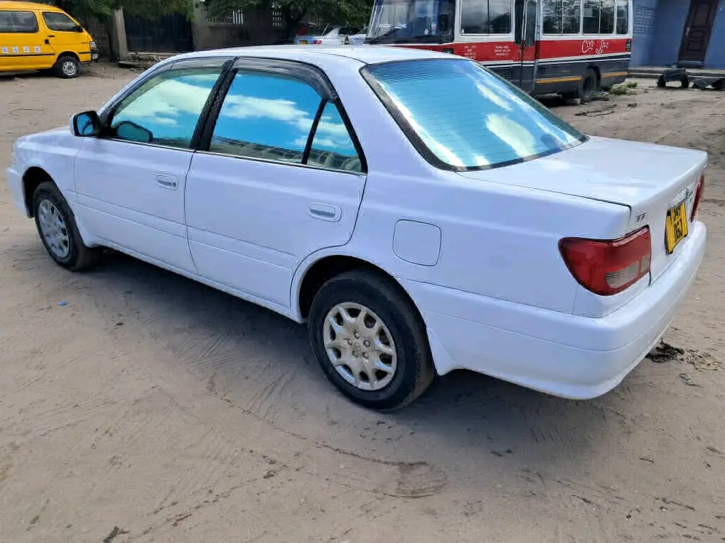 Toyota Carina Nyeupe 2000 CC thumbnail 4