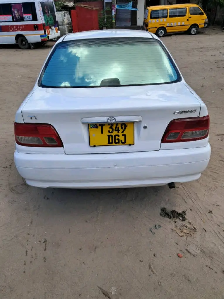 Toyota Carina Nyeupe 2000 CC thumbnail 5