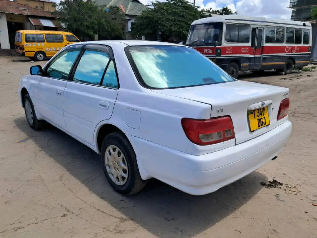Toyota Carina Nyeupe 2000 CC thumbnail 7