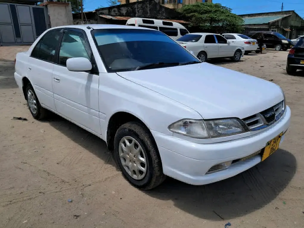 Toyota Carina Nyeupe 2000 CC thumbnail 8