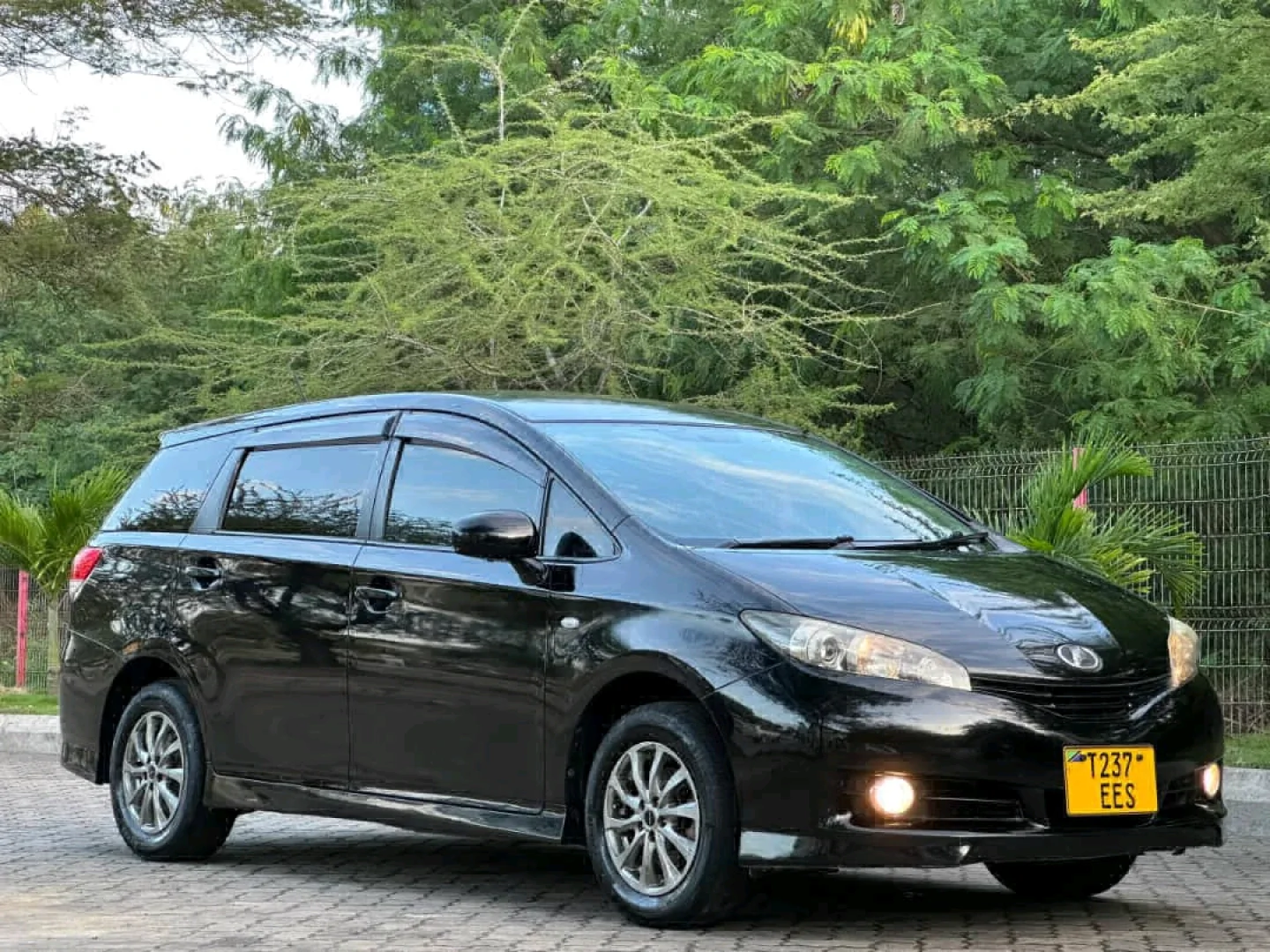 Black Toyota Wish 2010 New Model thumbnail 3