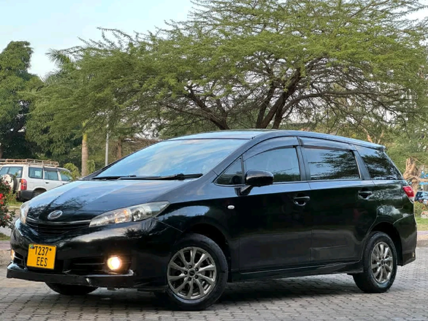 Black Toyota Wish 2010 New Model thumbnail 4