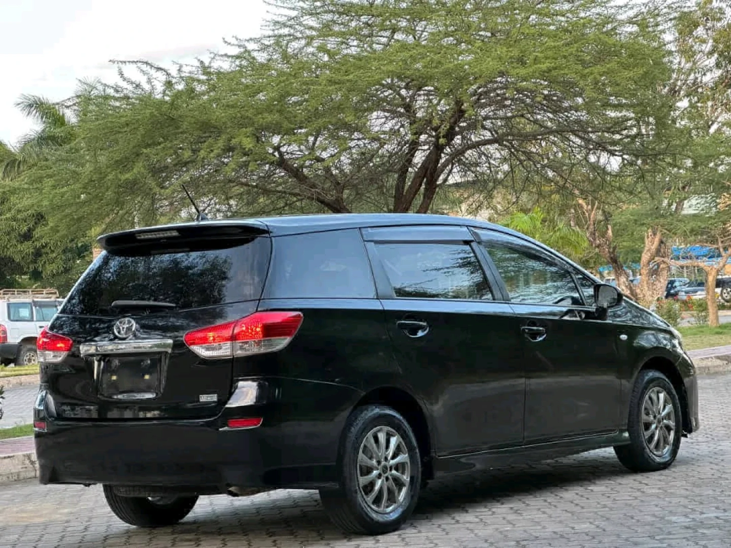 Black Toyota Wish 2010 New Model thumbnail 5