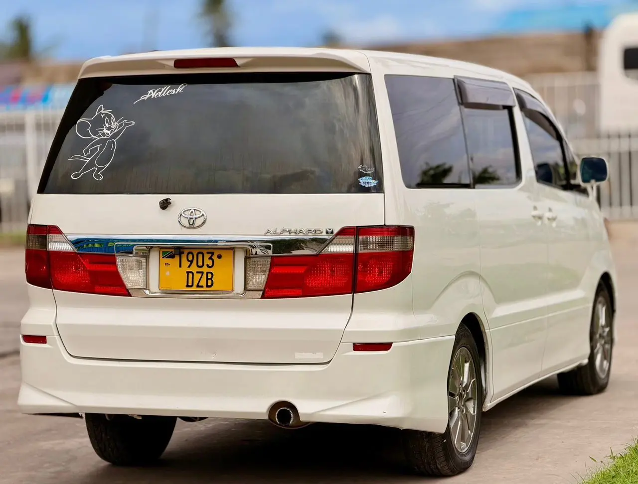 Toyota Alphard thumbnail 3