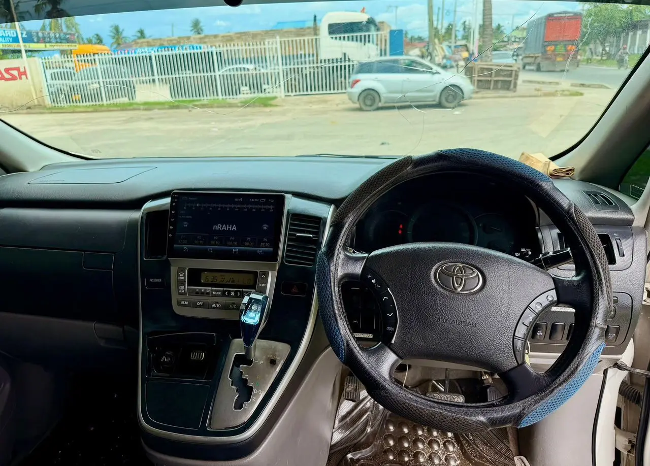 Toyota Alphard thumbnail 4