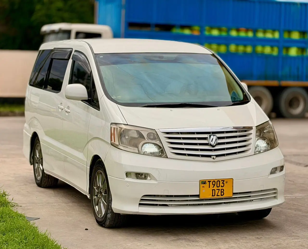 Toyota Alphard thumbnail 5