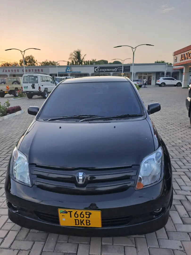 Toyota Ist 2003 Nyeusi, 1.3L VVTi
