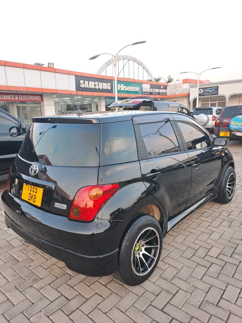 Toyota Ist 2003 Nyeusi, 1.3L VVTi thumbnail 2