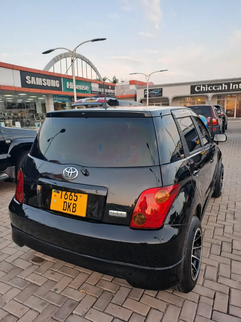 Toyota Ist 2003 Nyeusi, 1.3L VVTi thumbnail 3