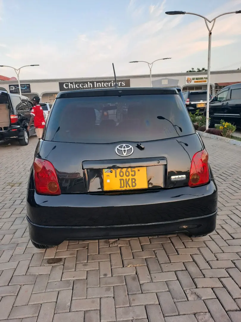 Toyota Ist 2003 Nyeusi, 1.3L VVTi thumbnail 4