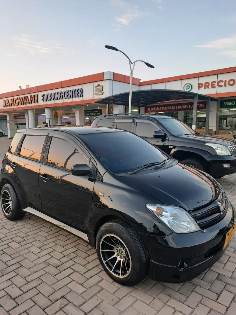 Toyota Ist 2003 Nyeusi, 1.3L VVTi thumbnail 5