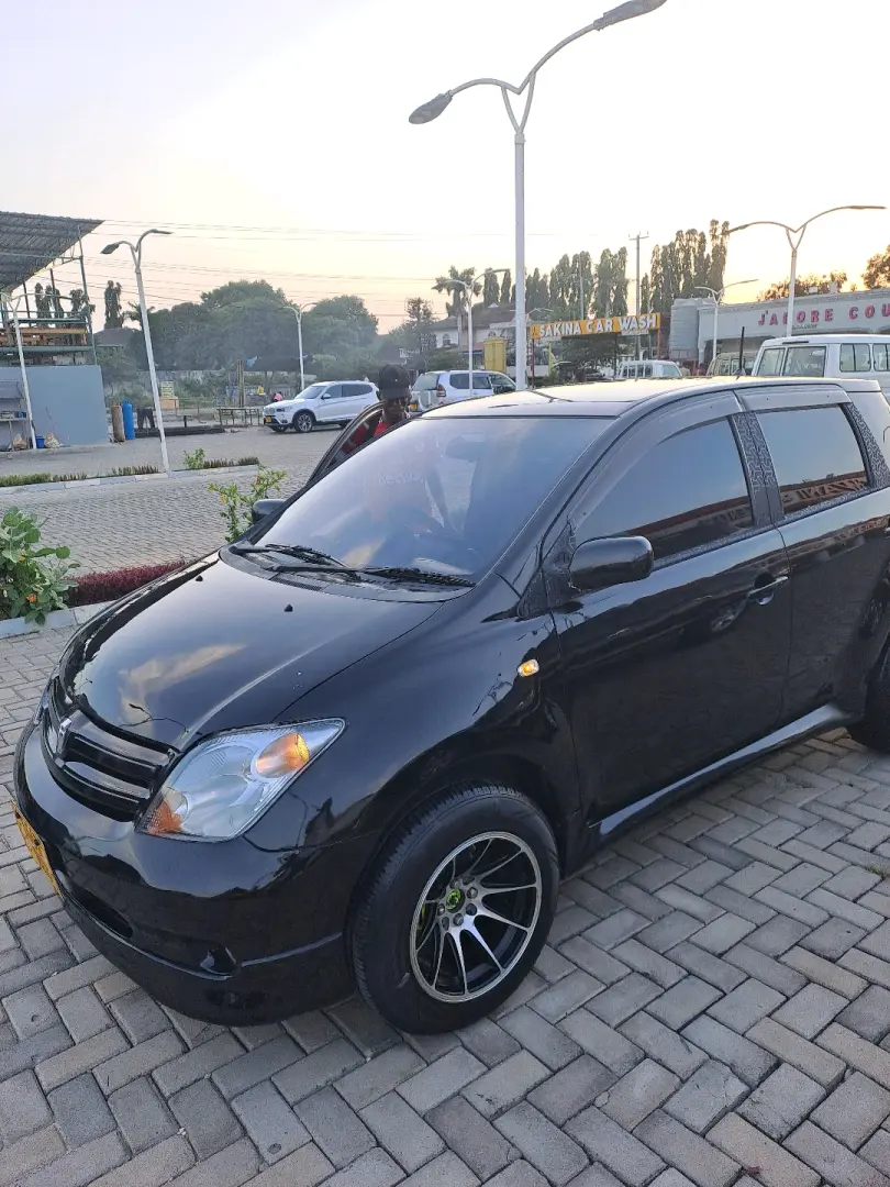 Toyota Ist 2003 Nyeusi, 1.3L VVTi thumbnail 7