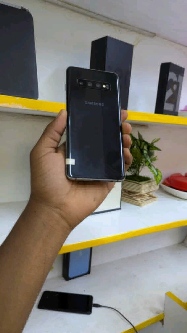 Samsung Galaxy S10 128GB with Phone Cover and Protector thumbnail 2