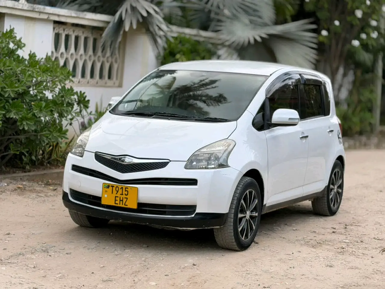 Toyota Ractis White 1290cc Automatic thumbnail 2