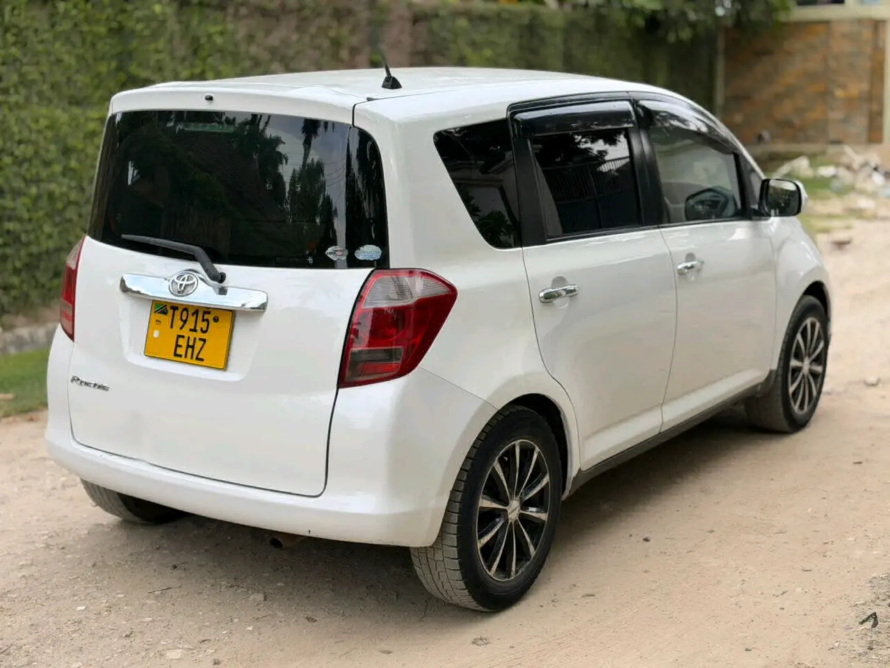 Toyota Ractis White 1290cc Automatic thumbnail 3