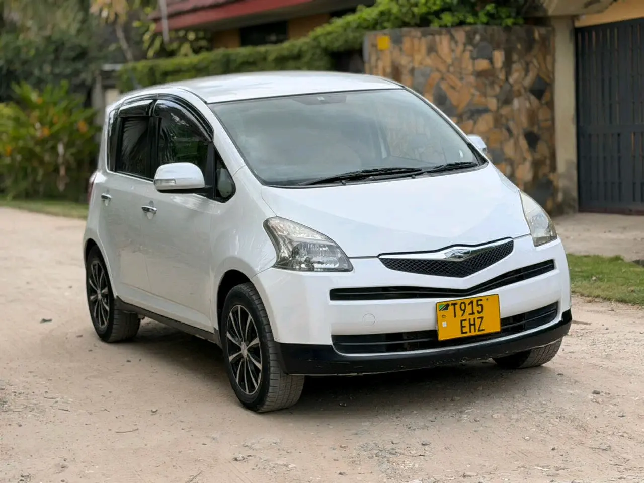 Toyota Ractis White 1290cc Automatic thumbnail 5