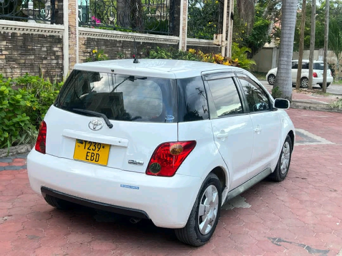 Toyota IST 2005 Pearl White Low Mileage thumbnail 2