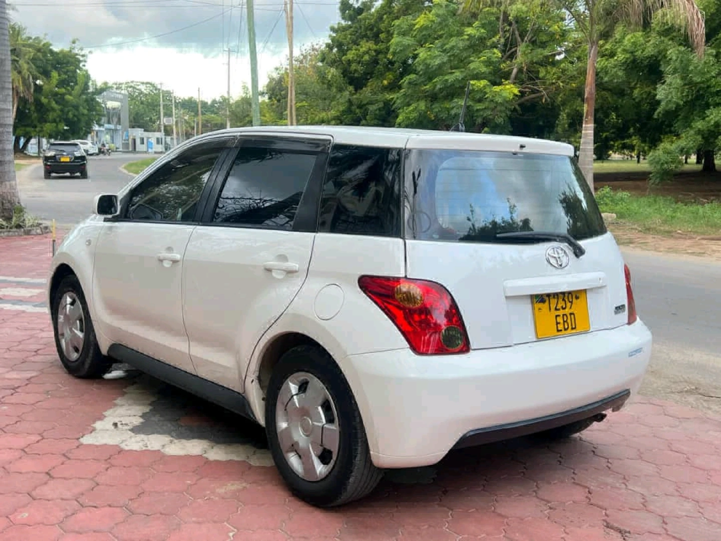 Toyota IST 2005 Pearl White Low Mileage thumbnail 3