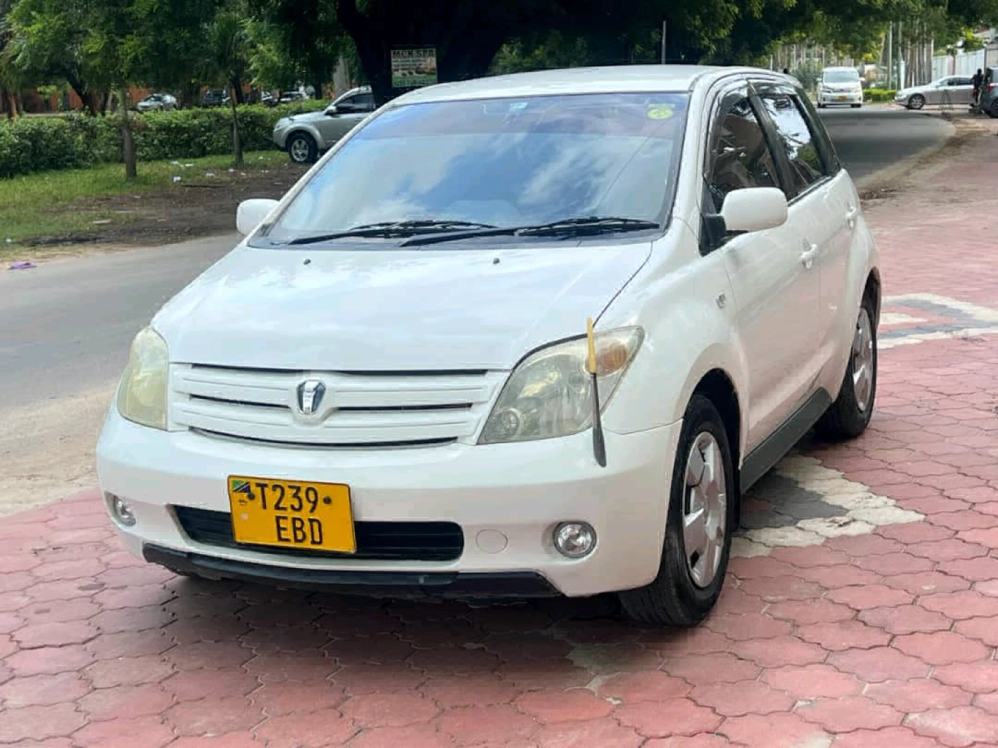 Toyota IST 2005 Pearl White Low Mileage thumbnail 4