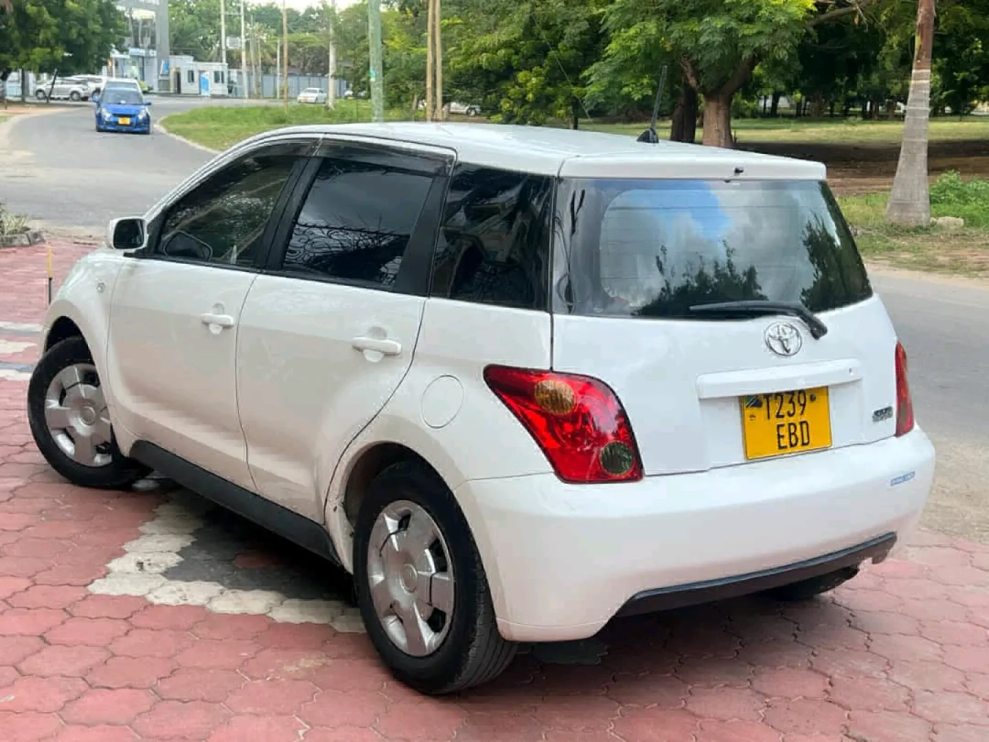 Toyota IST 2005 Pearl White Low Mileage thumbnail 6