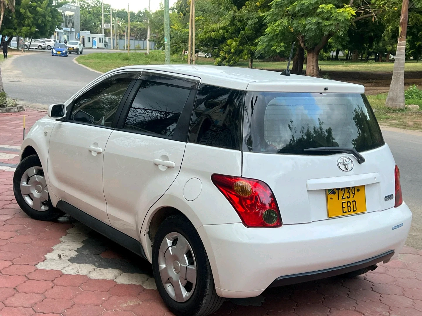 Toyota IST 2005 Pearl White Low Mileage thumbnail 7