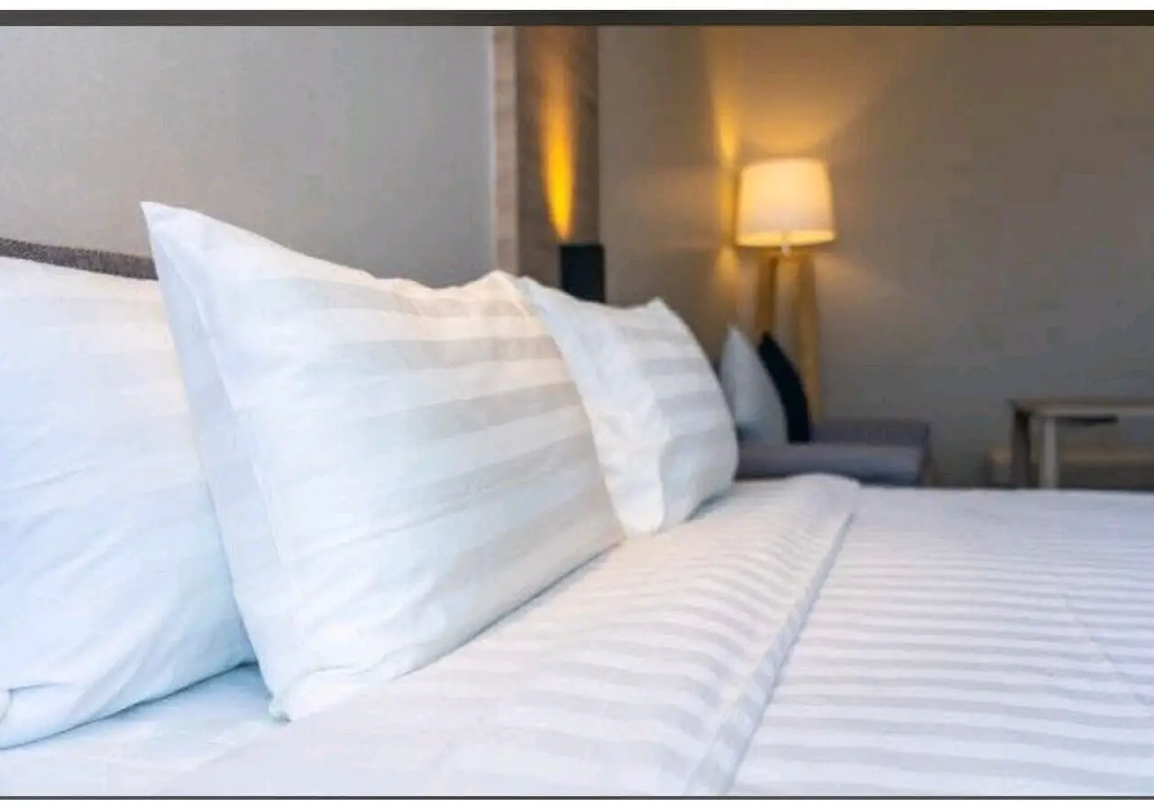 White Striped Hotel Quality Bedding Set thumbnail 2