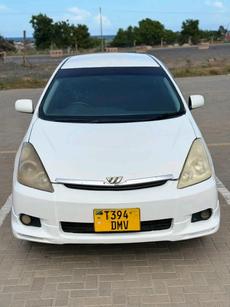 Used White Toyota Wish (Full AC, 1790 CC)