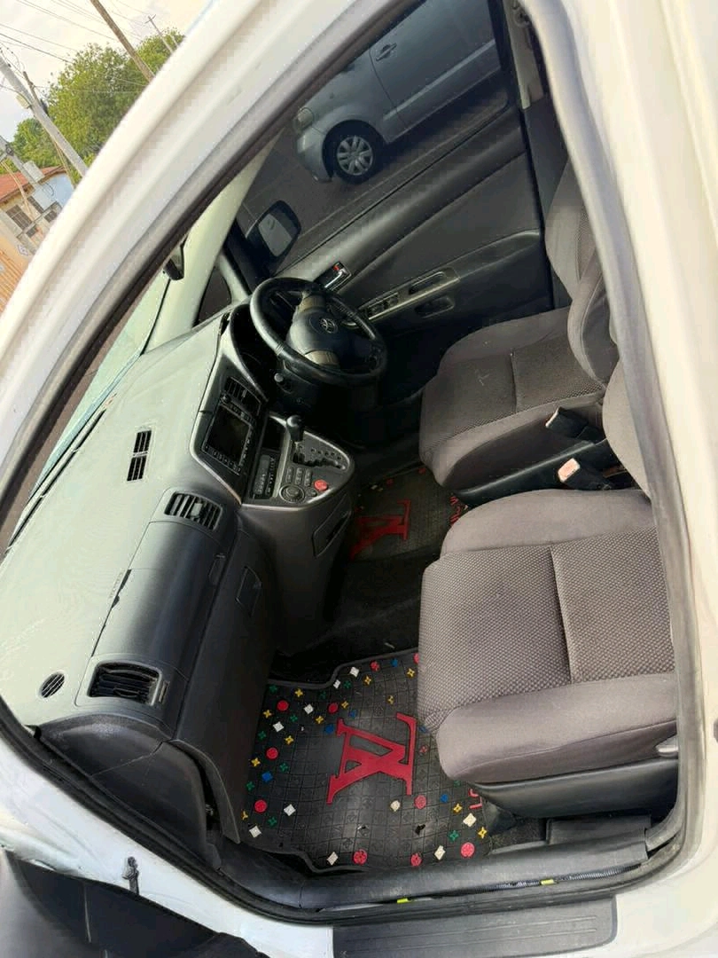 Used White Toyota Wish (Full AC, 1790 CC) thumbnail 8