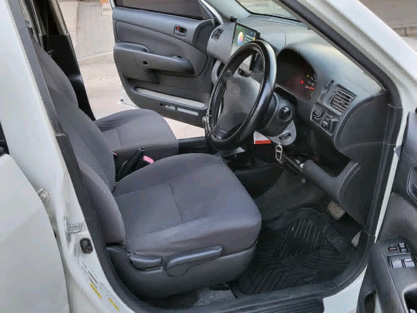 Toyota Probox White 2004 (1490 CC) thumbnail 7