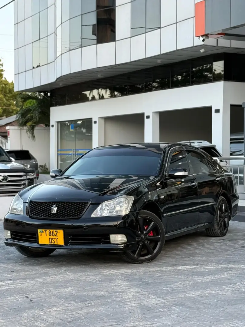 Toyota Crown Athlete thumbnail 2