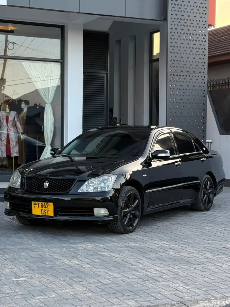 Toyota Crown Athlete thumbnail 3