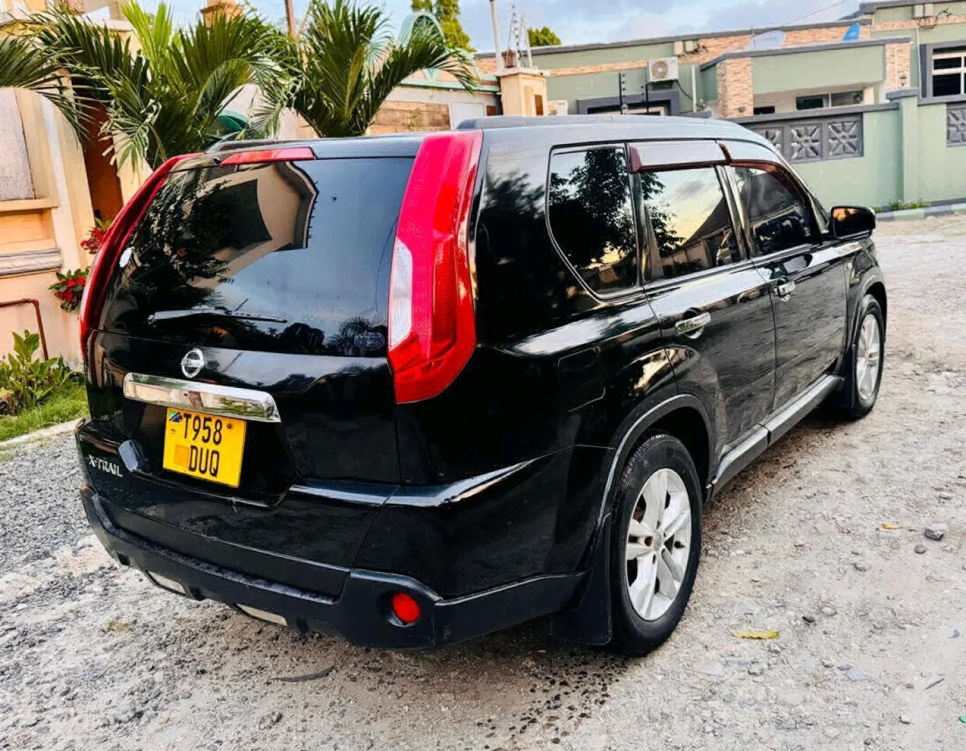 Black Nissan X-Trail 2011 SUV (Low Mileage) thumbnail 2