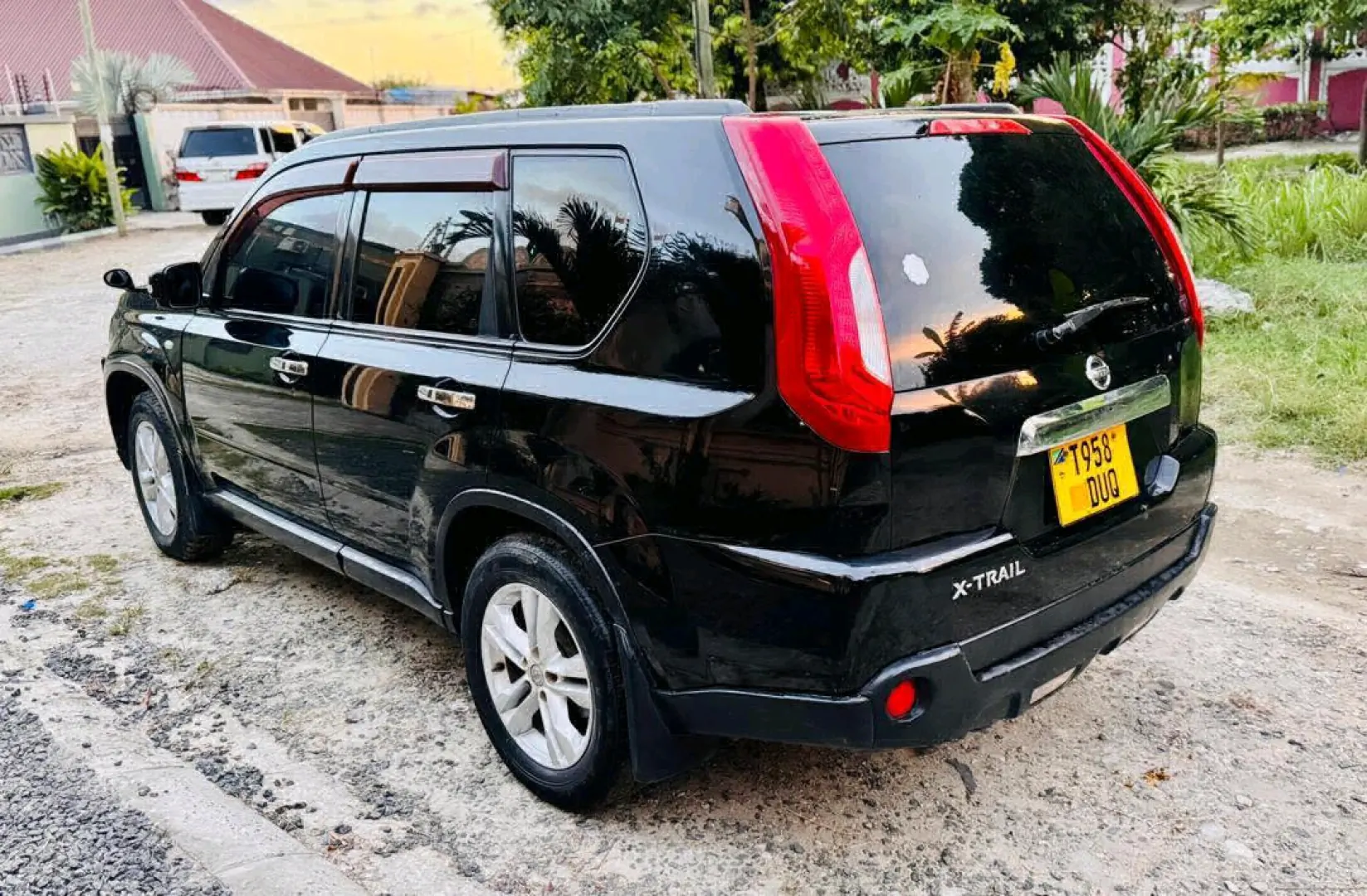 Black Nissan X-Trail 2011 SUV (Low Mileage) thumbnail 3