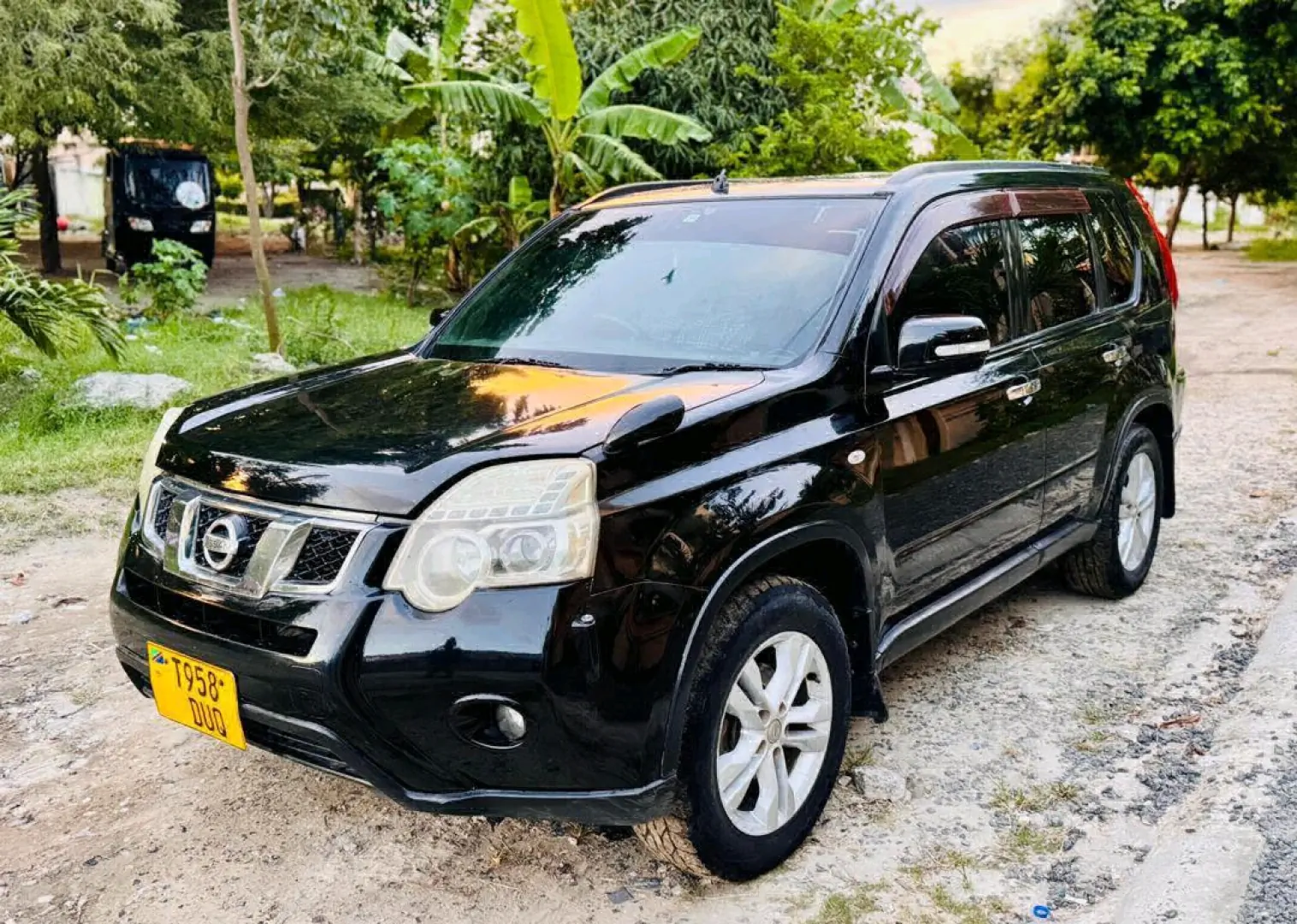 Black Nissan X-Trail 2011 SUV (Low Mileage) thumbnail 4