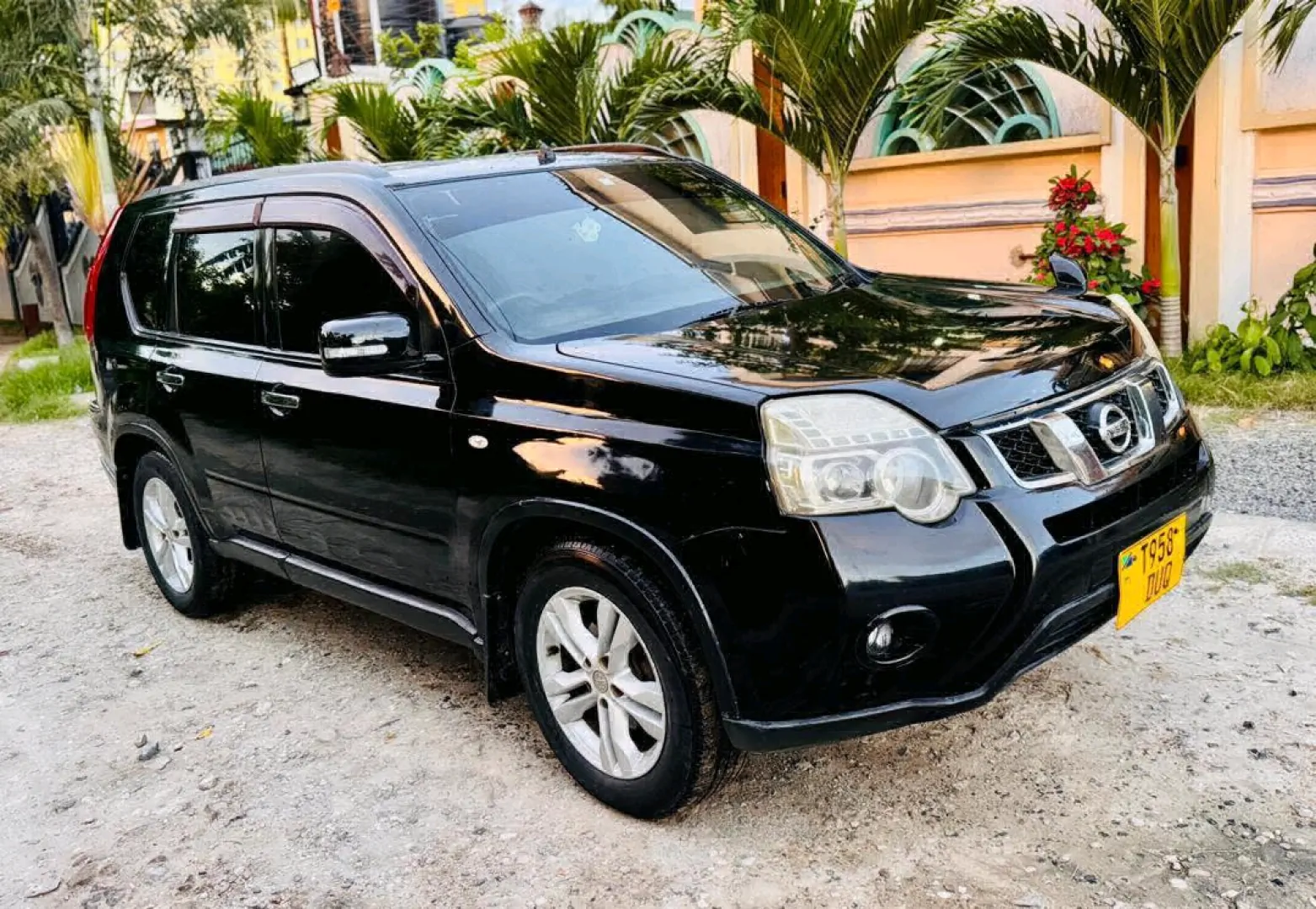 Black Nissan X-Trail 2011 SUV (Low Mileage) thumbnail 5