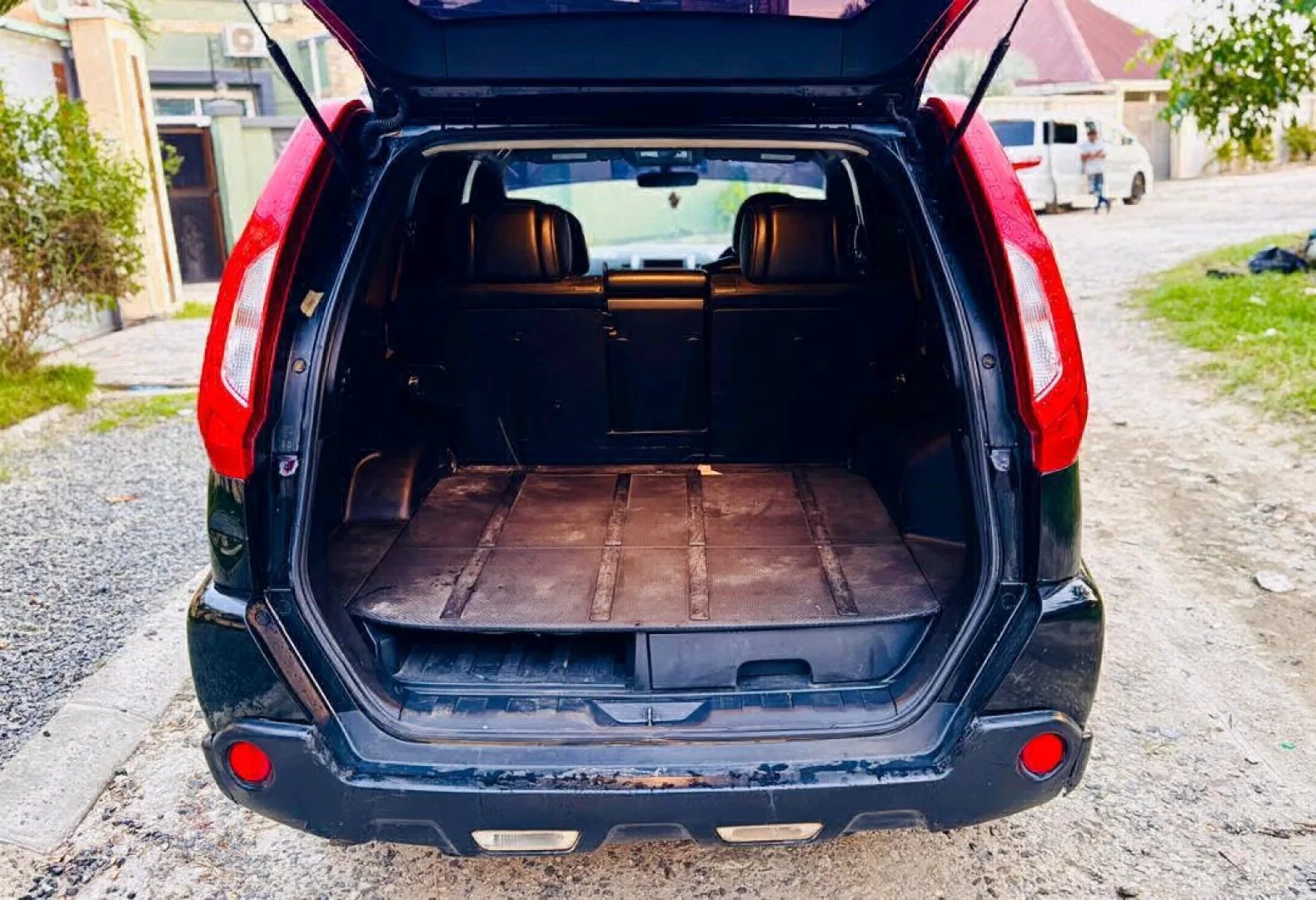 Black Nissan X-Trail 2011 SUV (Low Mileage) thumbnail 6