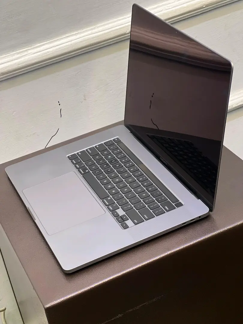 MacBook Pro 2019 Core i7 16-inch thumbnail 2
