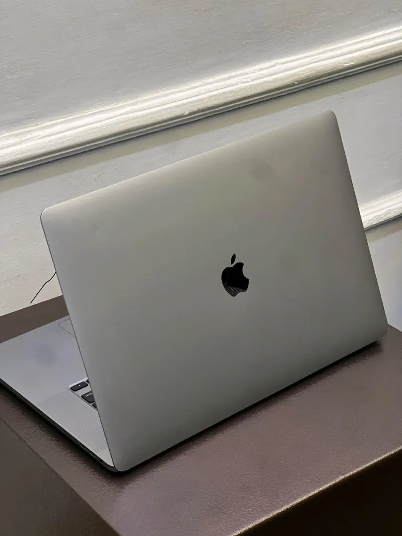 MacBook Pro 2019 Core i7 16-inch thumbnail 3