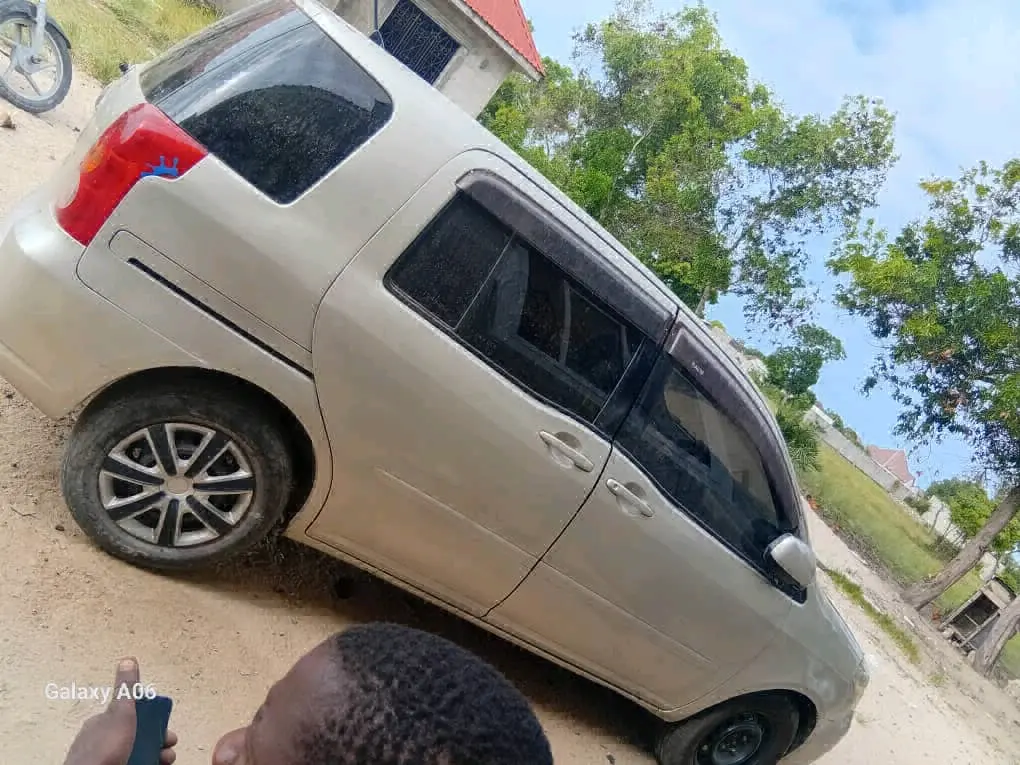 Toyota Raum Silver thumbnail 3