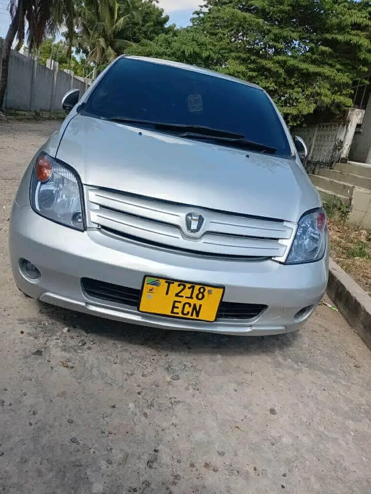 Toyota Ist Hatchback Silver thumbnail 2