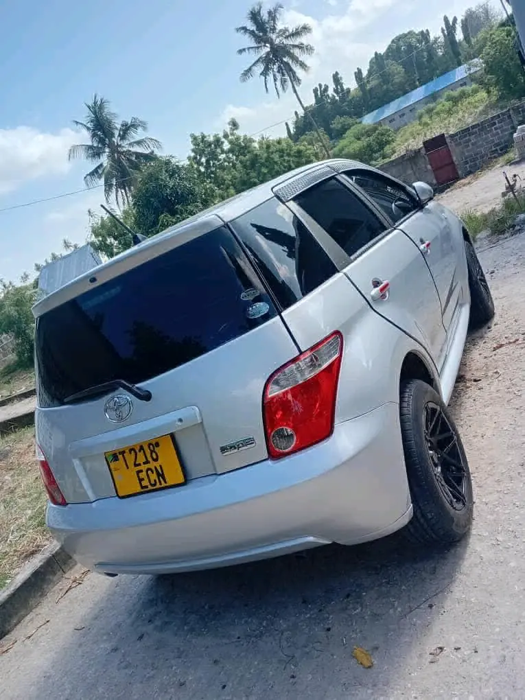 Toyota Ist Hatchback Silver thumbnail 3