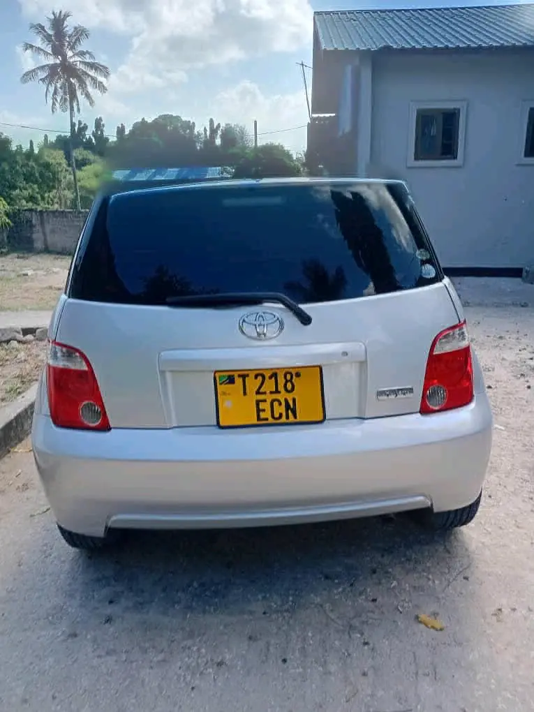Toyota Ist Hatchback Silver thumbnail 4