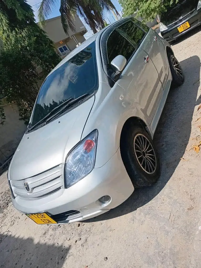 Toyota Ist Hatchback Silver thumbnail 5
